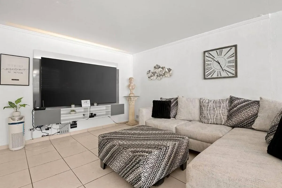 Family Home With Pool Near To The Airport And Solar Panel Carolina